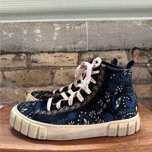 FARM Rio Mid Platform Sneaker Macaw
Forest Black Blue, Size 10